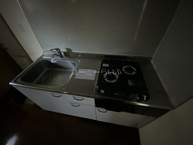 キッチン　通電されていないので写真が暗くなっています。