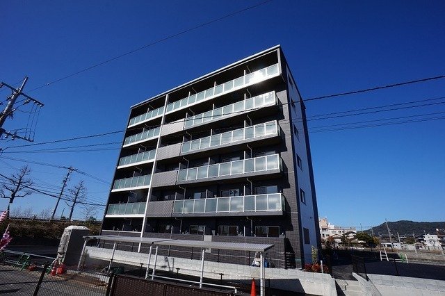 【北九州市八幡西区御開のマンションの建物外観】