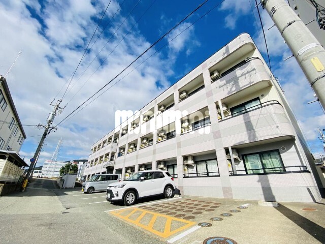 建物外観　全戸南向き、敷地内ゴミステーション完備。