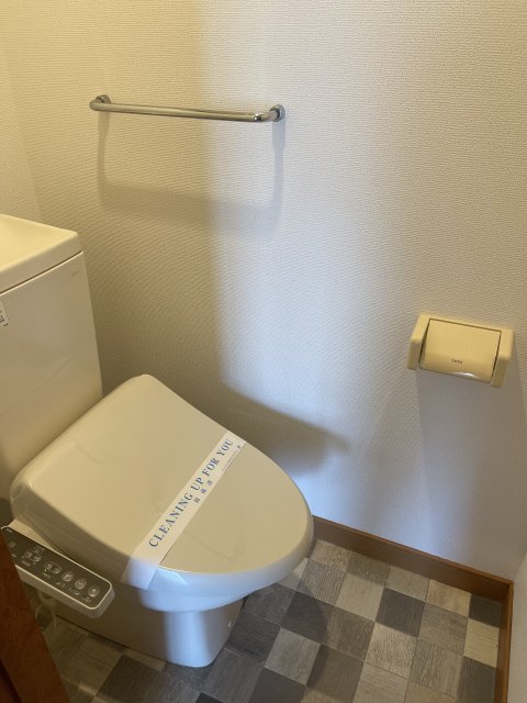 トイレ　同物件別号室のものです。