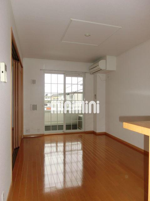 居室・リビング　広々とした明るいリビング。