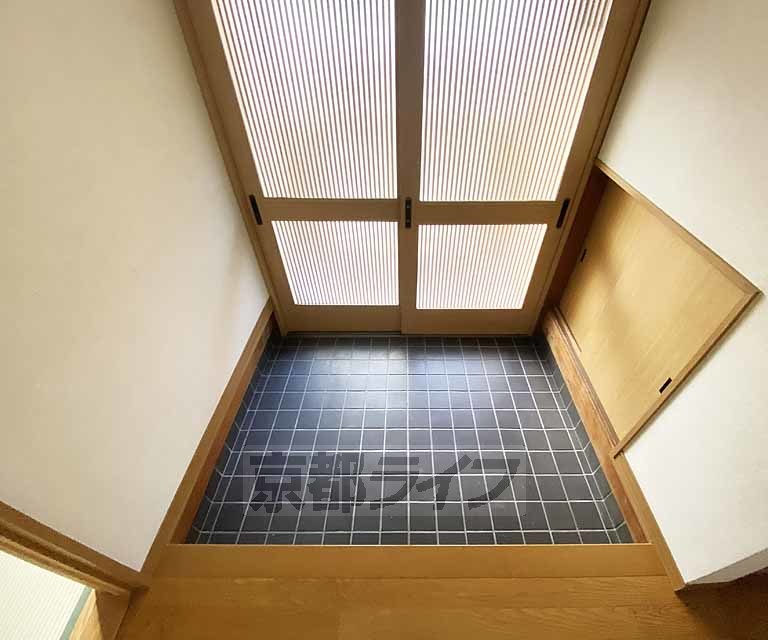 玄関　タイル張りの土間になります。