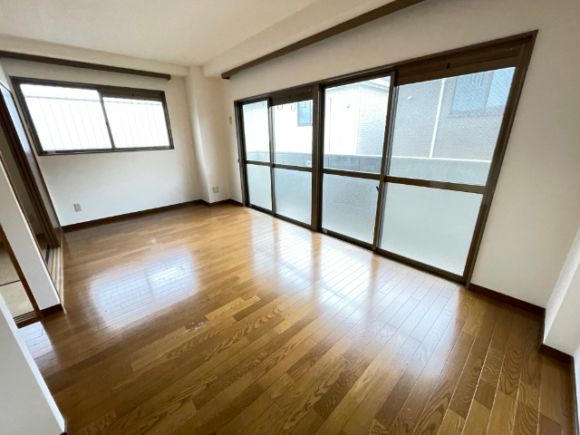 居室・リビング　南向きの明るいリビングです