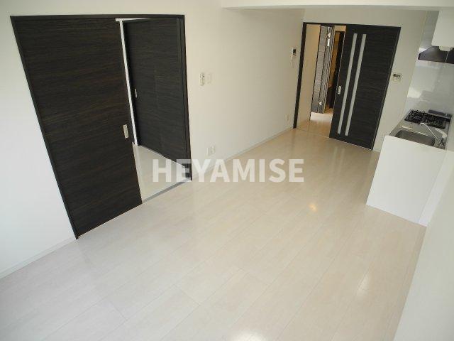 居室・リビング　同物件の別号室の画像となります。