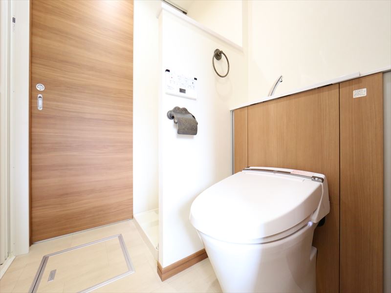 トイレ　温水洗浄便座付き　脱衣所