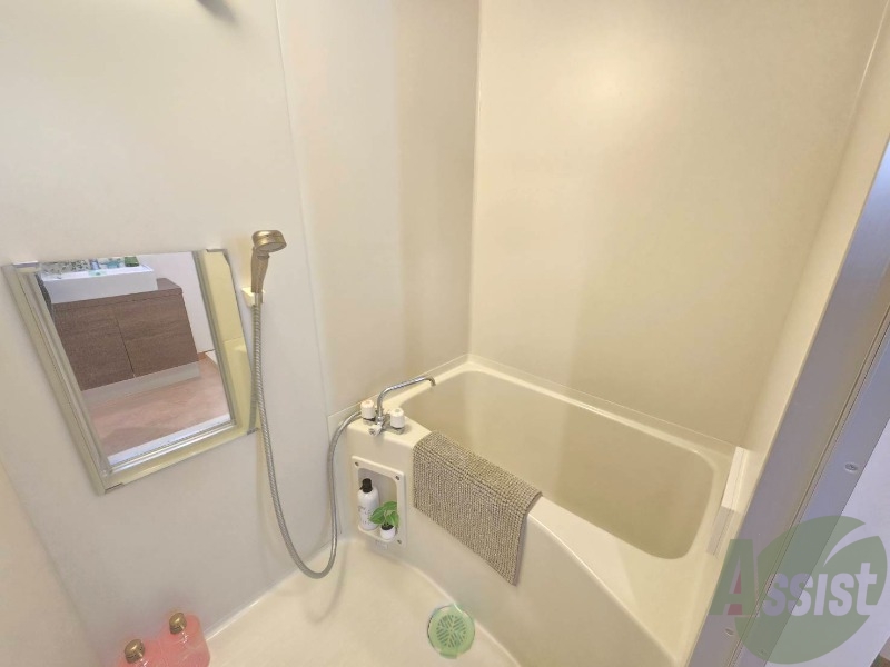 バス・シャワールーム　バスルームは狭すぎず、シャワーも浴びやすそうです。