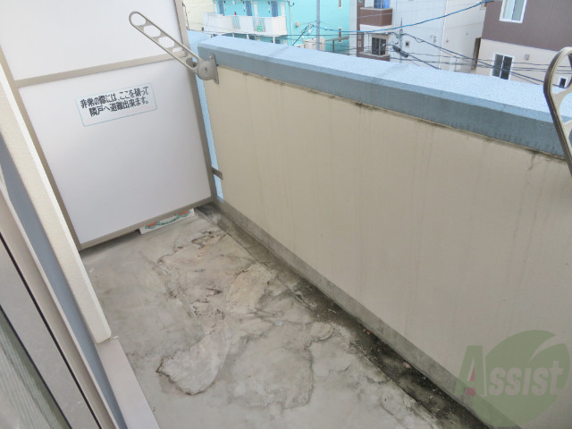 バルコニー　バルコニーは幅があり、広い印象を受けました。