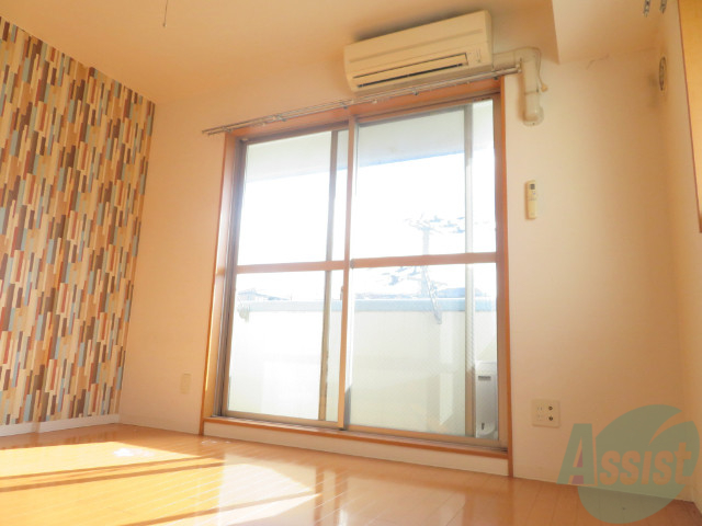 居室・リビング　７帖の洋室です。広々として、きれいですね。