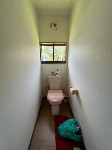 トイレ　換気扇・トイレットペーパーホルダー設置済み