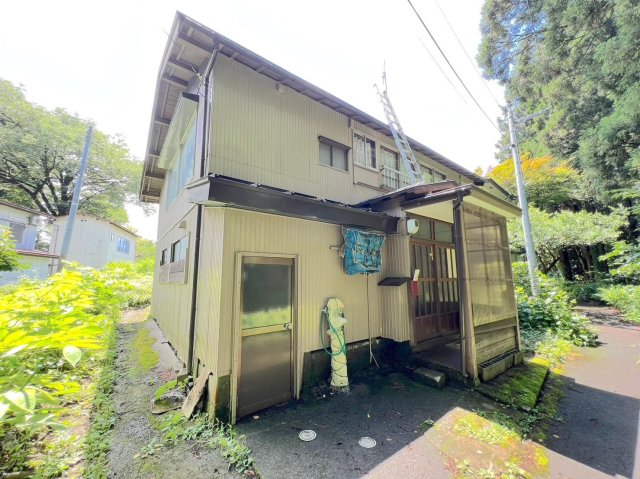 建物外観　風よけ備え付けの玄関