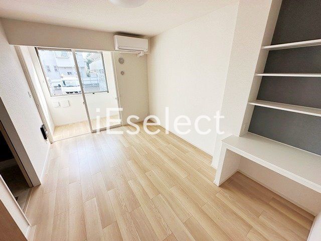 居室・リビング　窓も大きく明るいですね