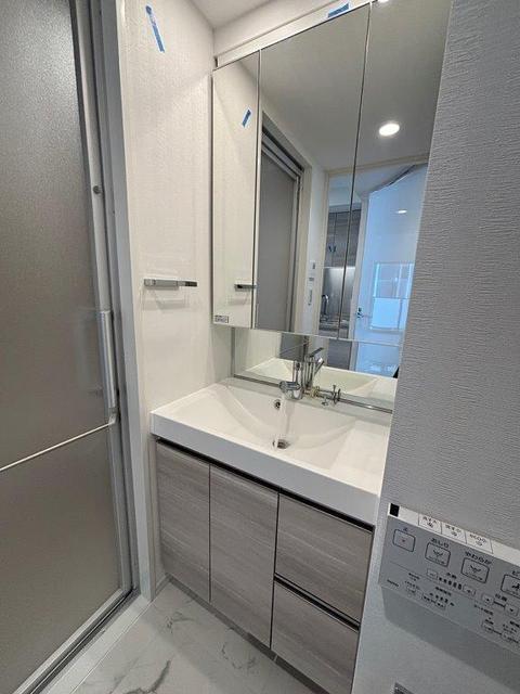 洗面設備　広々とした独立洗面化粧台