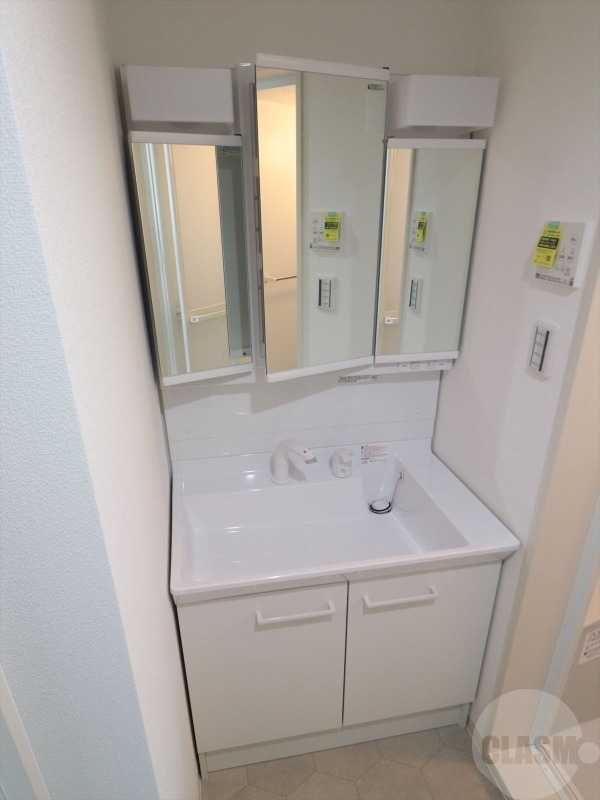 洗面設備　三面鏡のシャンプードレッサー