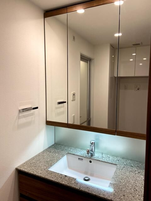 洗面設備　明るい洗面所です