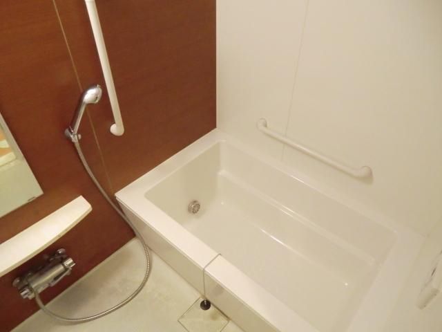 バス・シャワールーム　追焚機能付きセミオートバス・浴室乾燥機有