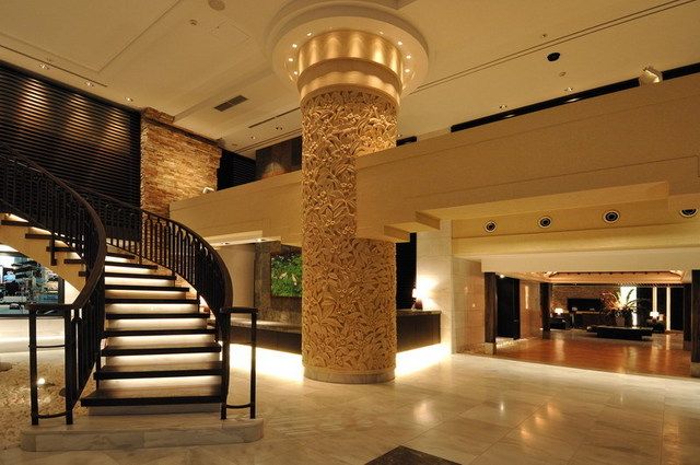 エントランス　フロントコンシェルジュあり