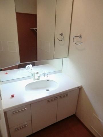 洗面設備　３面鏡シャンプードレッサー付き洗面台