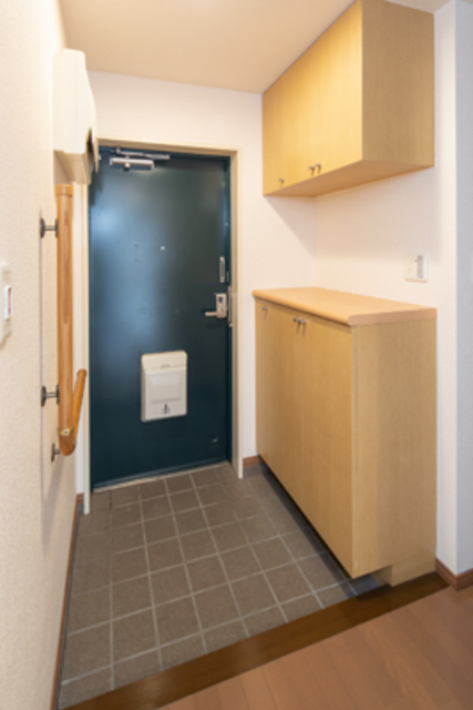 玄関　写真は同タイプ住戸です。