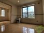 居室・リビング　日当たりが良くて心地よく過ごせそうなお部屋です。