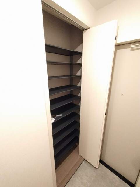 玄関　建築中の写真となります。