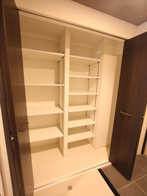 玄関　玄関　シューズクローク付（収納充実してます）