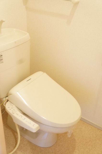 トイレ　温水洗浄便座つきです