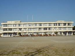 小学校　日野市立滝合小学校（小学校）まで494m