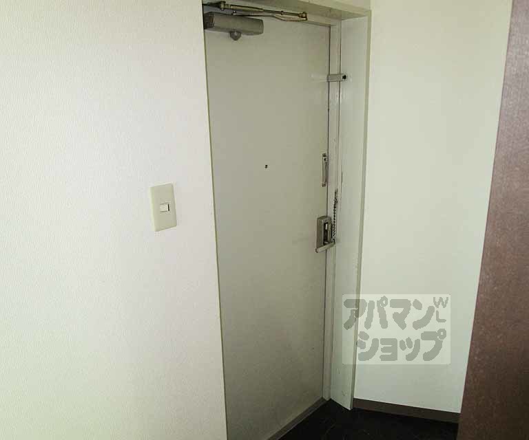 玄関　２０８号室の写真です。