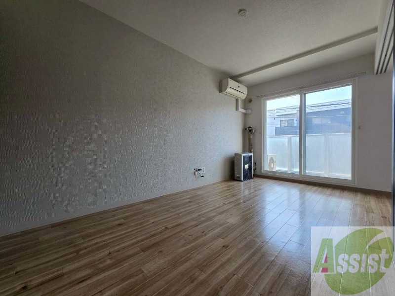 居室・リビング　木目のフローリングは落ち着きのある印象のお部屋になりますね。