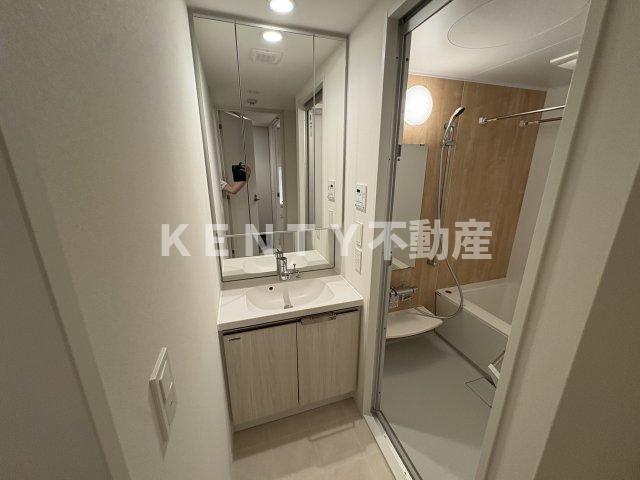 洗面設備　独立洗面台、小物を置くことができて便利です