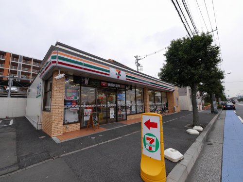 コンビニ　セブンイレブン横浜いずみ中央店（コンビニ）まで323m