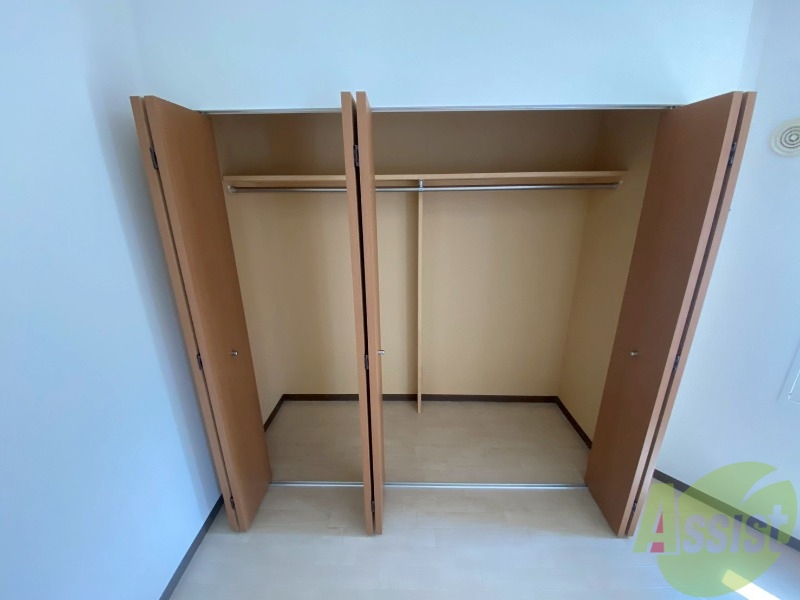 収納　こちらの収納にはハンガーをかけて服もしまえますね。