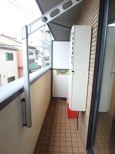 バルコニー　暖かな日差しのふりそそぐバルコニー