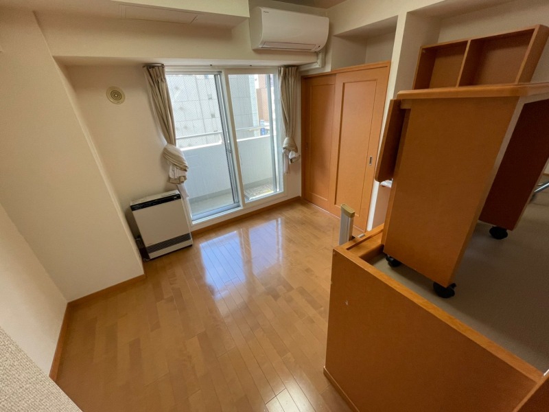 その他部屋・スペース　木目のフローリングが落ち着くお部屋ですね。
