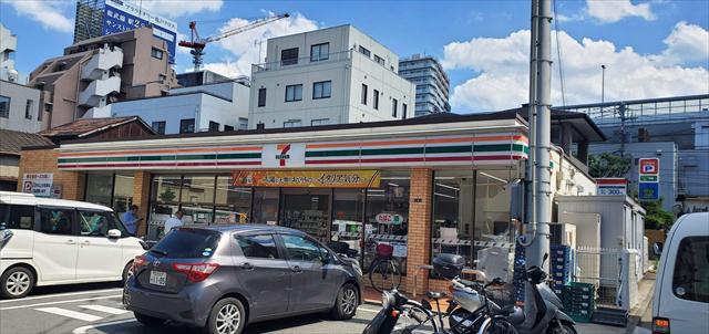 コンビニ　セブンイレブン（コンビニ）まで211m