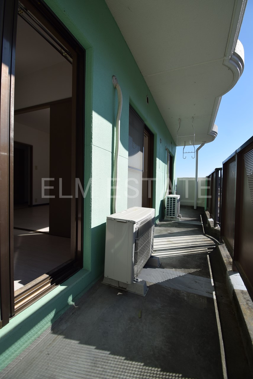 バルコニー　別部屋反転タイプの写真になります。
