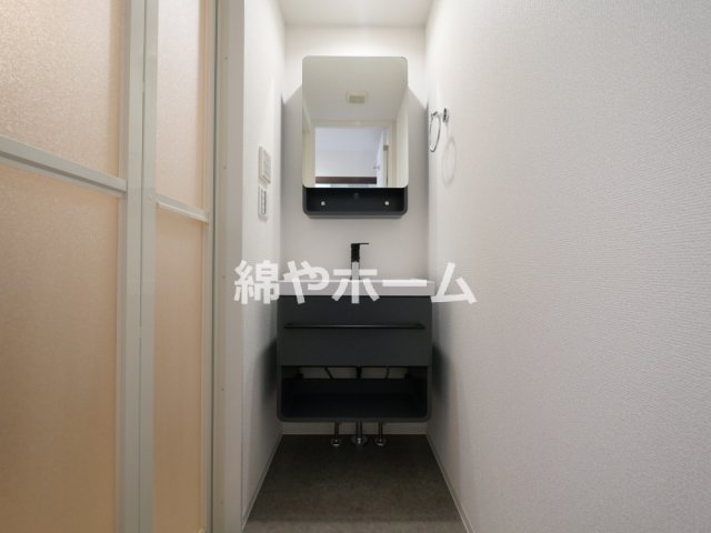 洗面設備　ゆったりとスペースのある洗面所