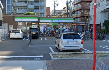 コンビニ　ファミリーマート 今里駅前店（コンビニ）まで388m