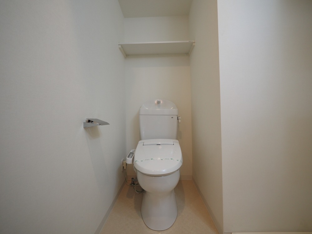 トイレ　落ち着いた色調のトイレです