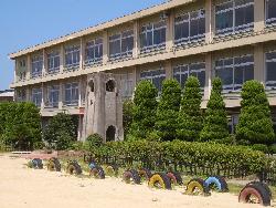 小学校　姫路市立　広畑第二小学校（小学校）まで247m