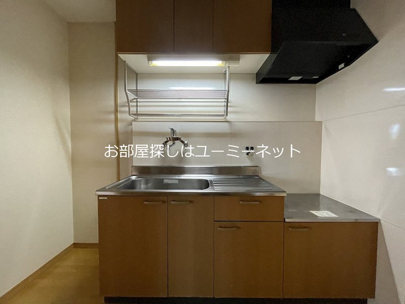キッチン　※202号室写真。現況と相違がある場合は現況を優先とします。