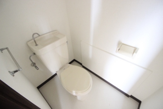 トイレ　別号室の写真です。