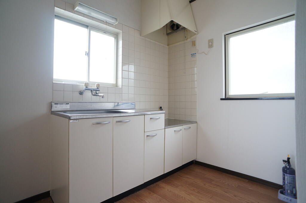 キッチン　窓が付いていて明るいキッチンです。