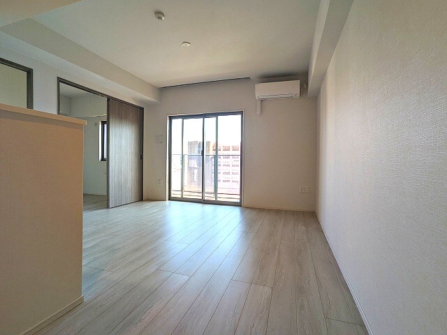 居室・リビング　バルコニーは前面大通り江戸道りとは反対で室内静かです、南東向