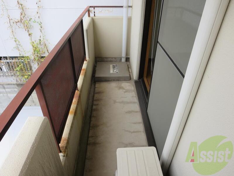 バルコニー　広々バルコニー、机と椅子を持ちだしてカフェタイム