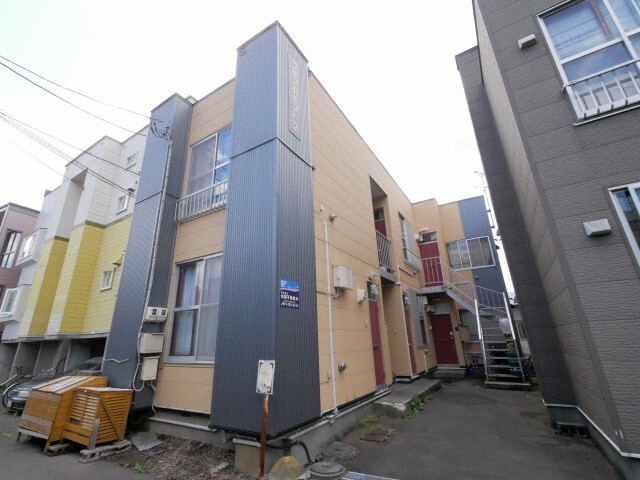 【札幌市西区琴似三条のアパートの建物外観】