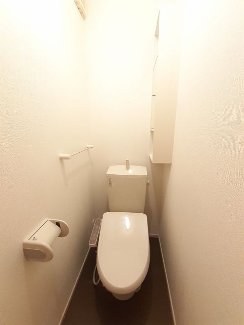 【燕市井土巻のアパートのトイレ】