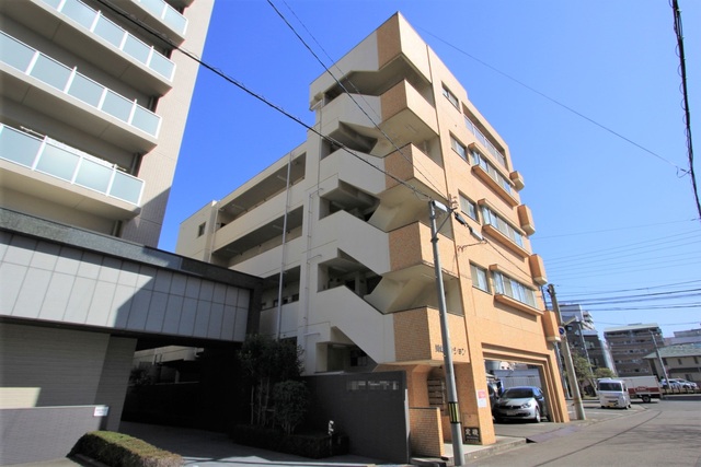 松山市三番町のマンションの建物外観