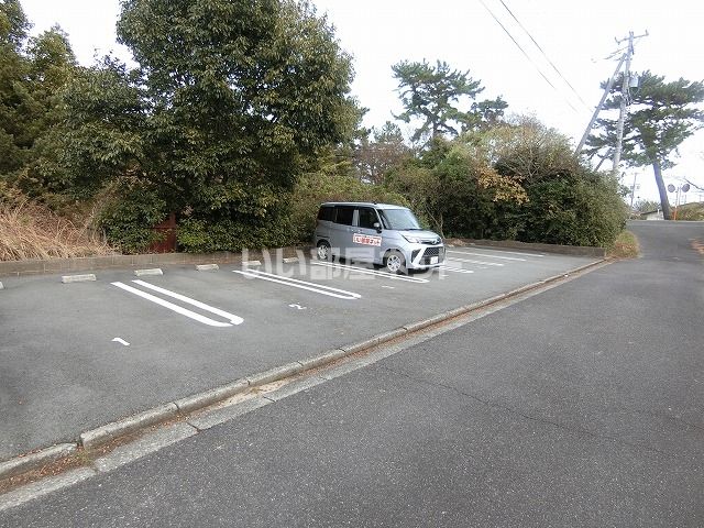 【メゾン　ド　さくらの駐車場】