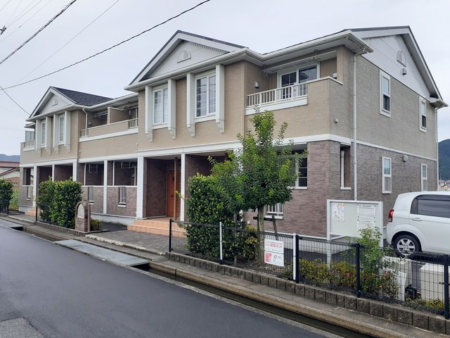 出雲市高岡町のアパートの建物外観